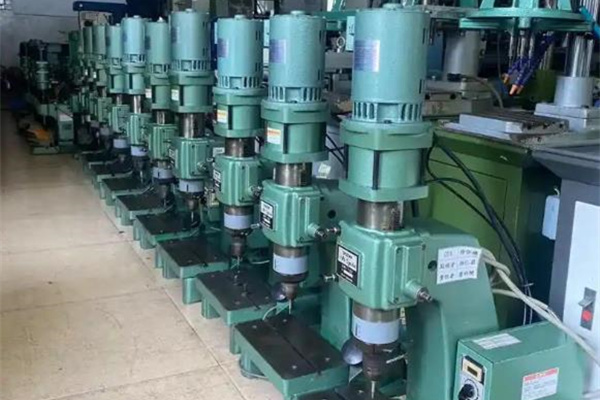 鉚釘機如何調(diào)整壓力？碩峰這樣說！